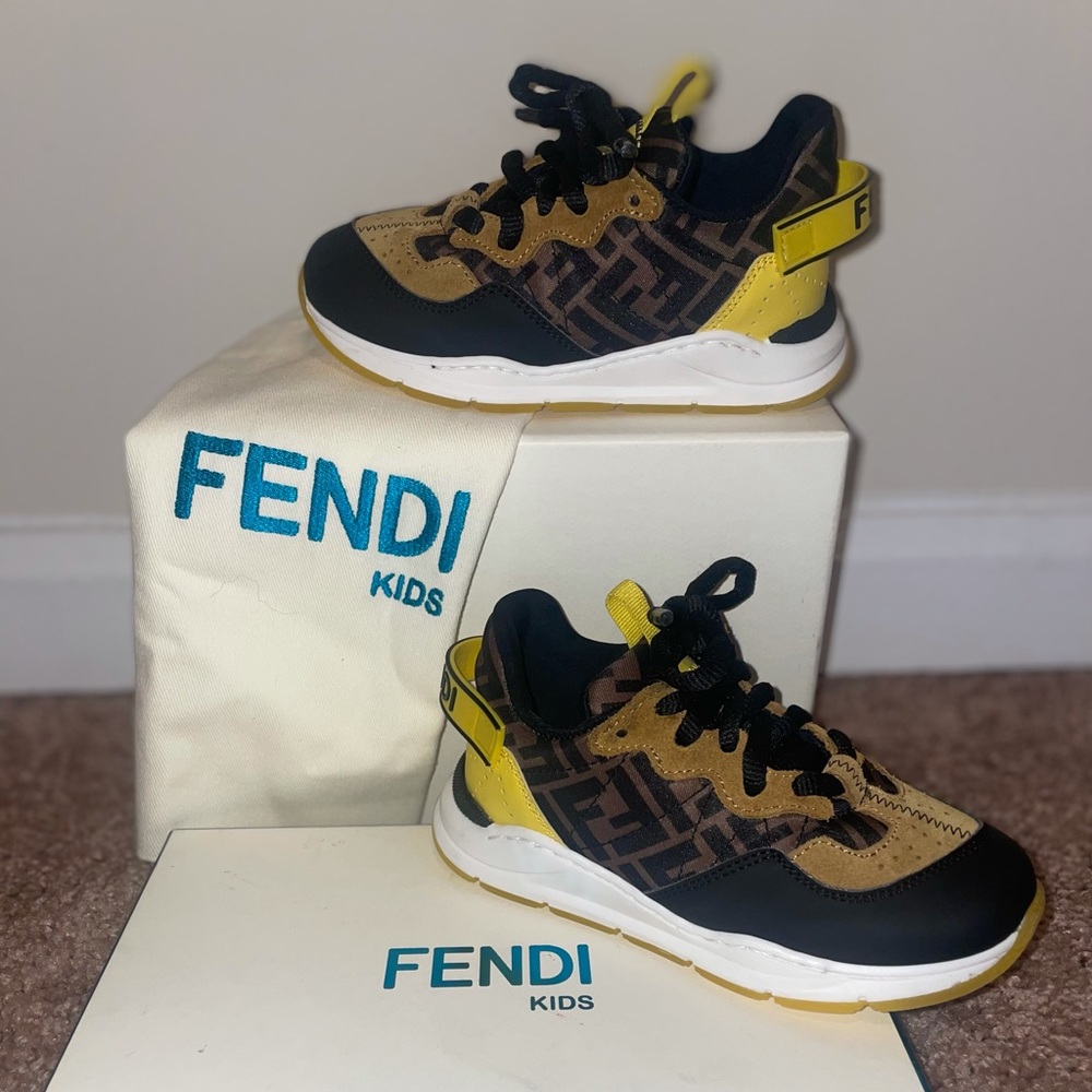 FENDI KIDS
two-tone lace-up trainers